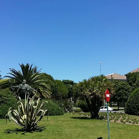 Piso De 3 Habitaciones, Con Garaje Incluido, A 1500 Metros De La Catedral 公寓